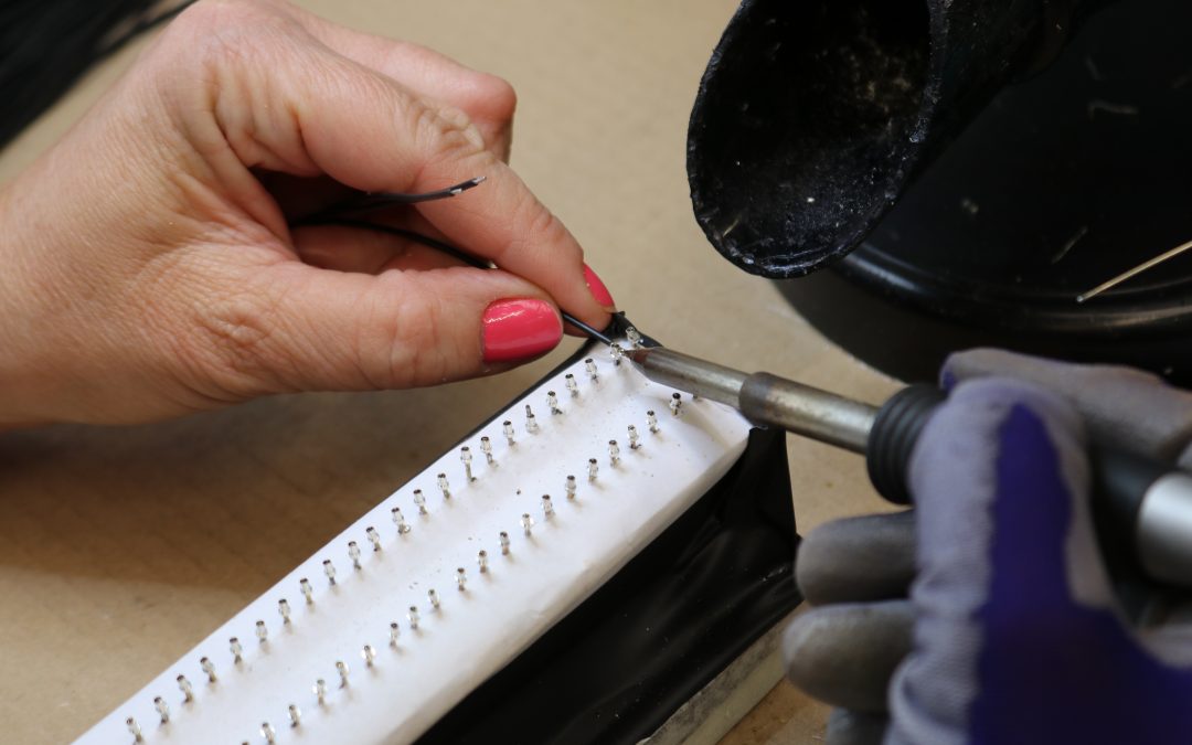 Präzise Handarbeit in der Kabelkonfektion: Wie RKB-Reitz elektronische Verbindungen zuverlässig macht